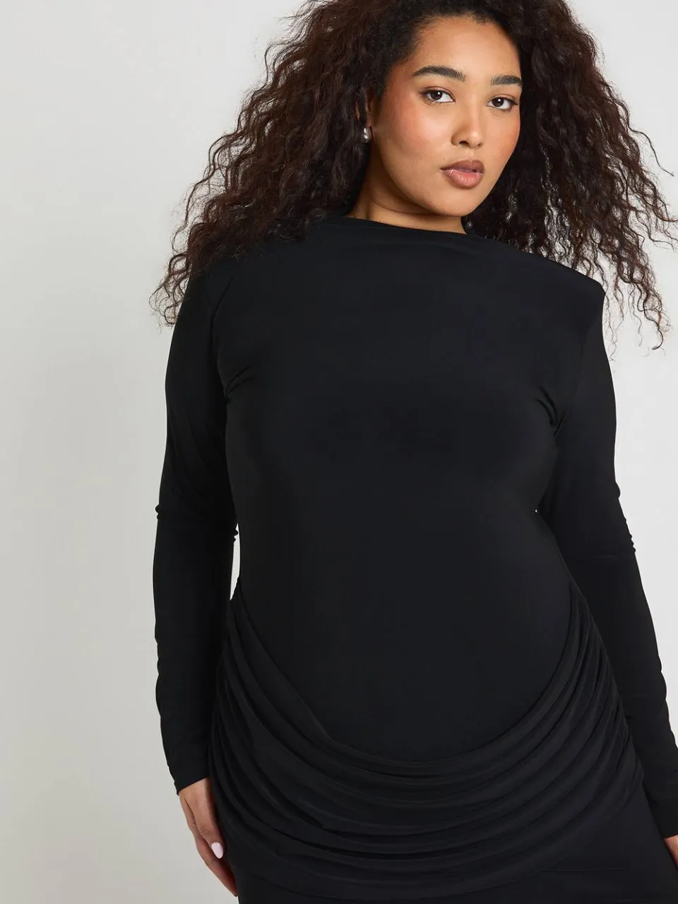boohoo Dames Plus Schoudervulling Lange Mouw Gedrapeerde Rok Detail Maxi Jurk zwart, foto 3