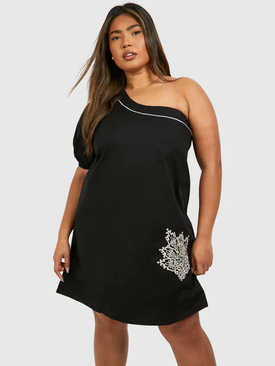 boohoo Dames Plus geweven borduurdetail een-schouder mini-jurk zwart, foto 2
