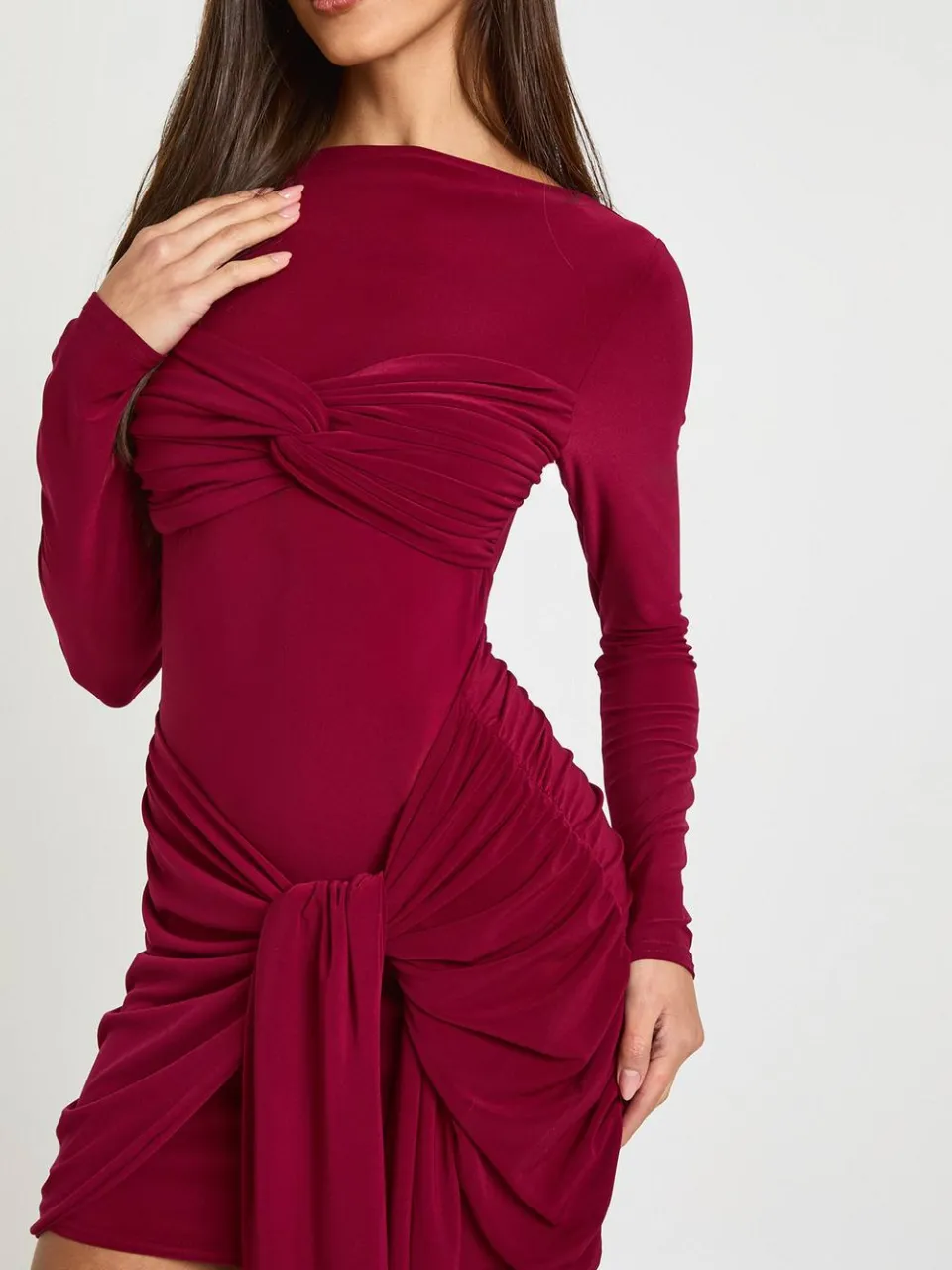 boohoo Dames Gerimpelde Mini Jurk met Twist Detail bordeaux rood, foto 4