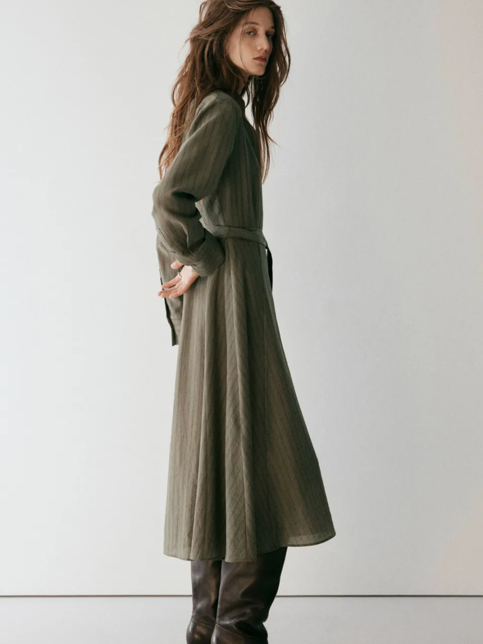 Mango blousejurk met krijtstreep, ceintuur en linnen - kaki, foto 3