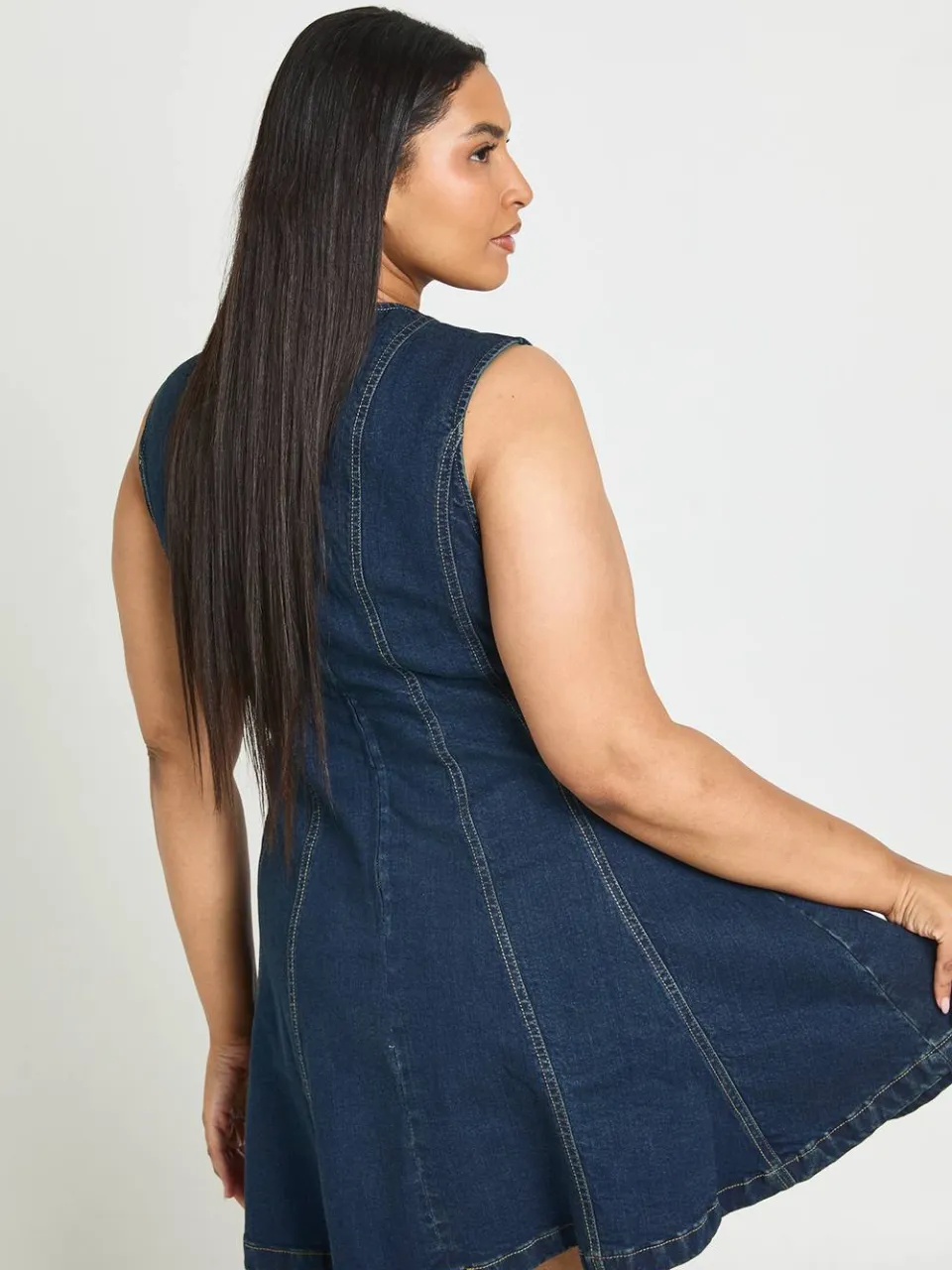 boohoo Dames Plus Mouwloze Denim Mini-jurk Met Naaddetails, foto 2