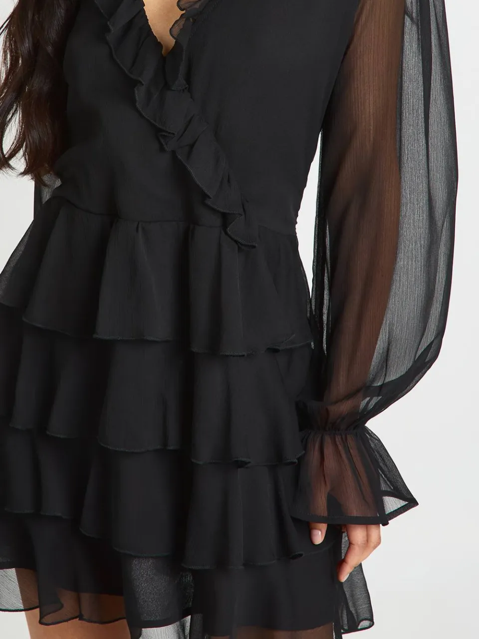 boohoo Dames Tall Chiffon Mini Jurk met Ruffle Details zwart, foto 4