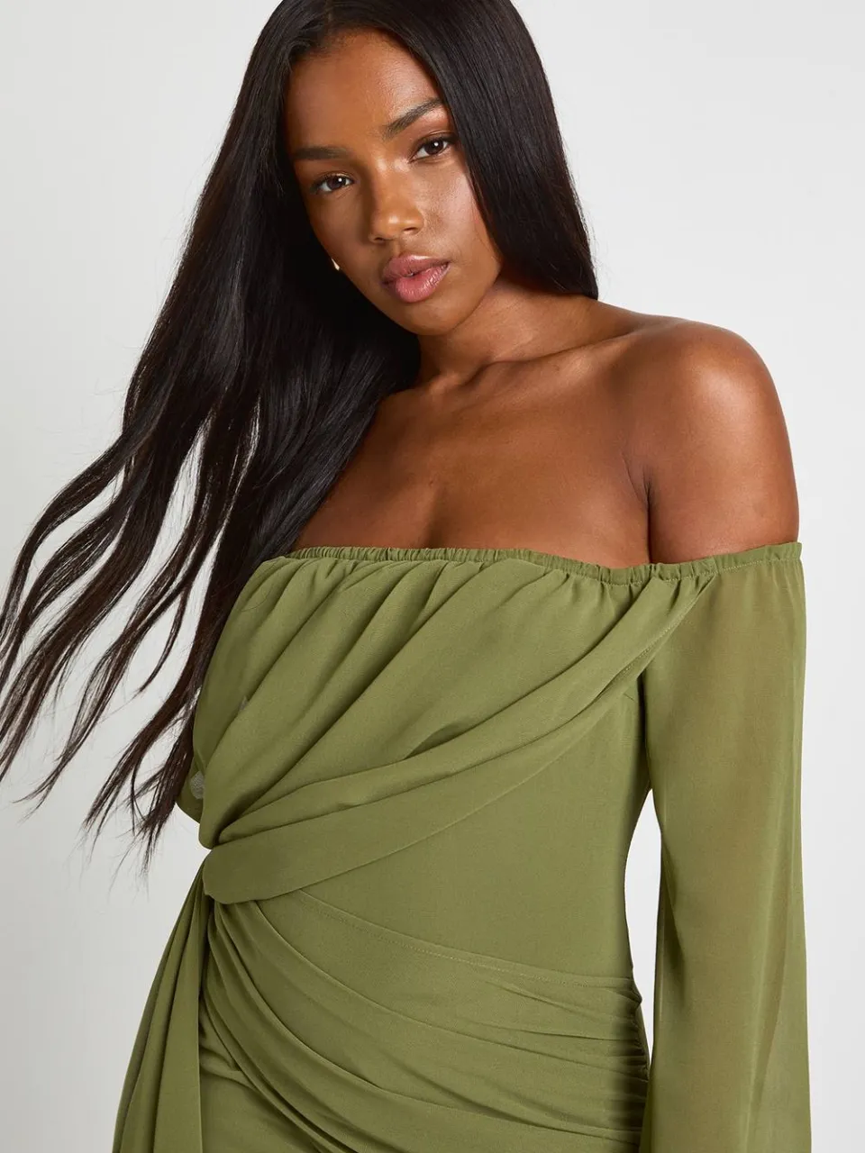 boohoo Dames Chiffon Bardot geruched mini-jurk olijf, foto 4
