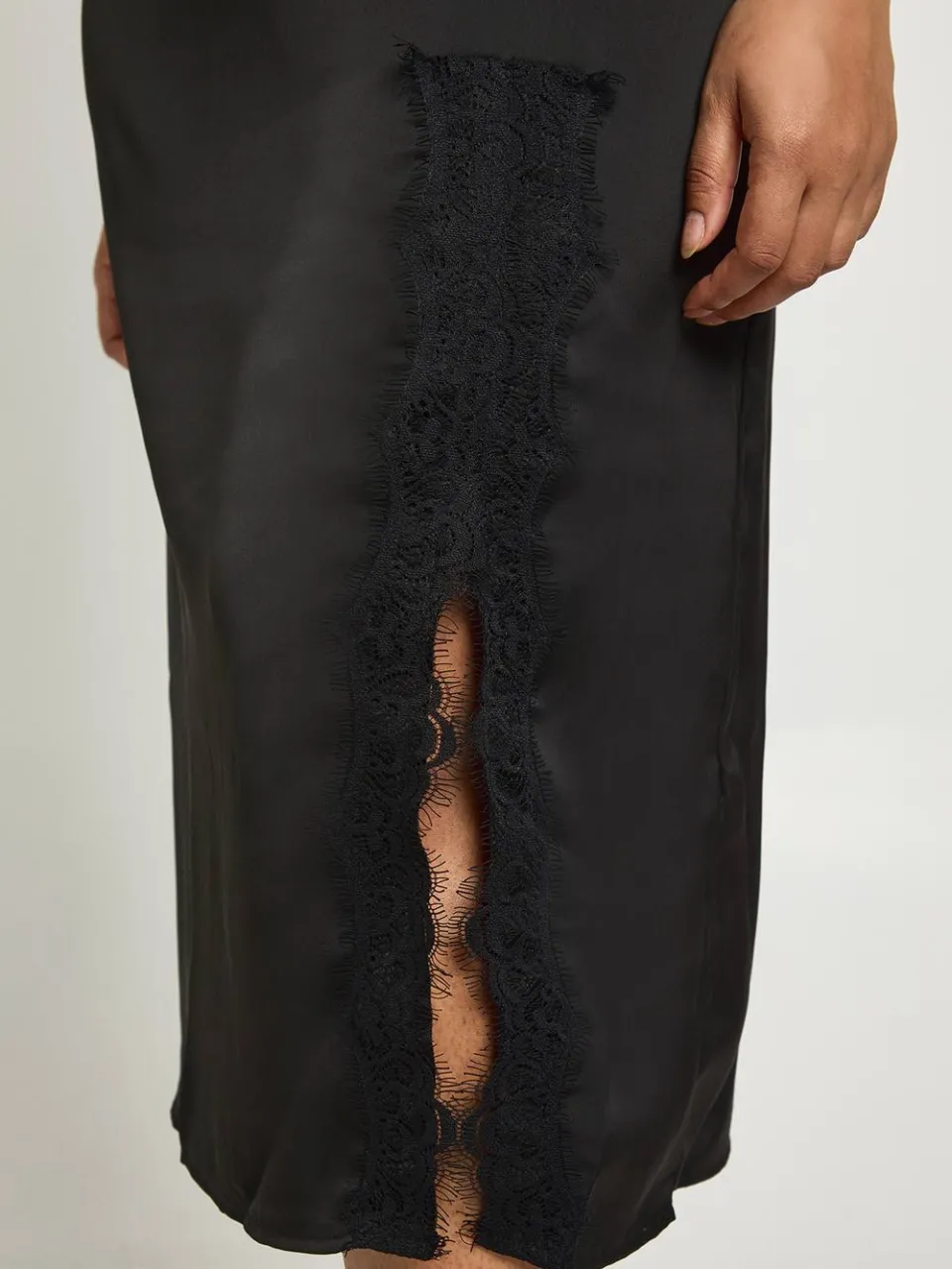 boohoo Dames Plus Satijnen Slip Jurk Met Contrasterende Kanten Rand Detail zwart, foto 4