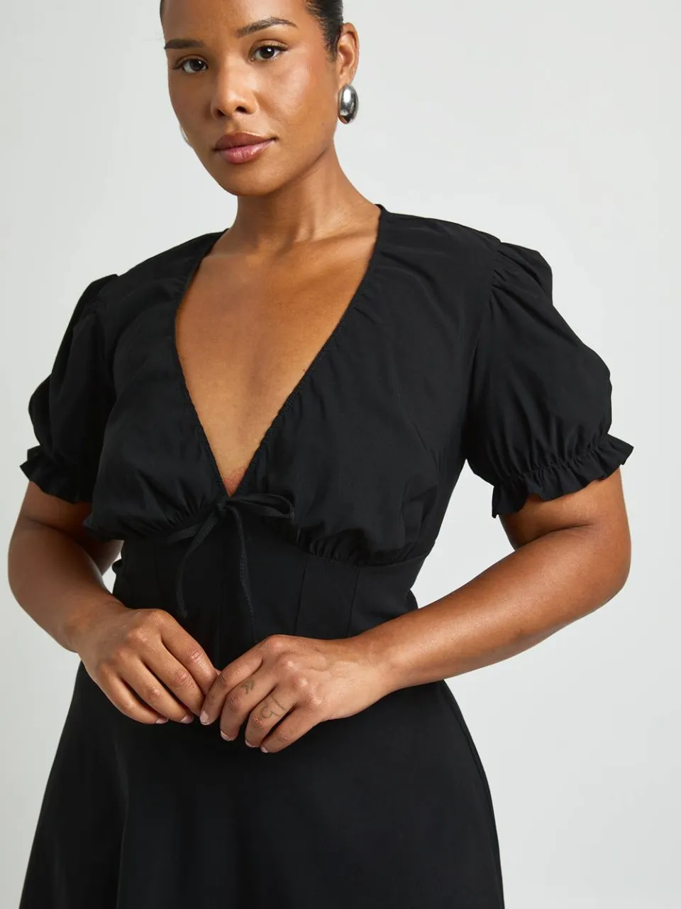 boohoo Dames Plus V-hals Pofmouw Smock Jurk zwart, foto 4