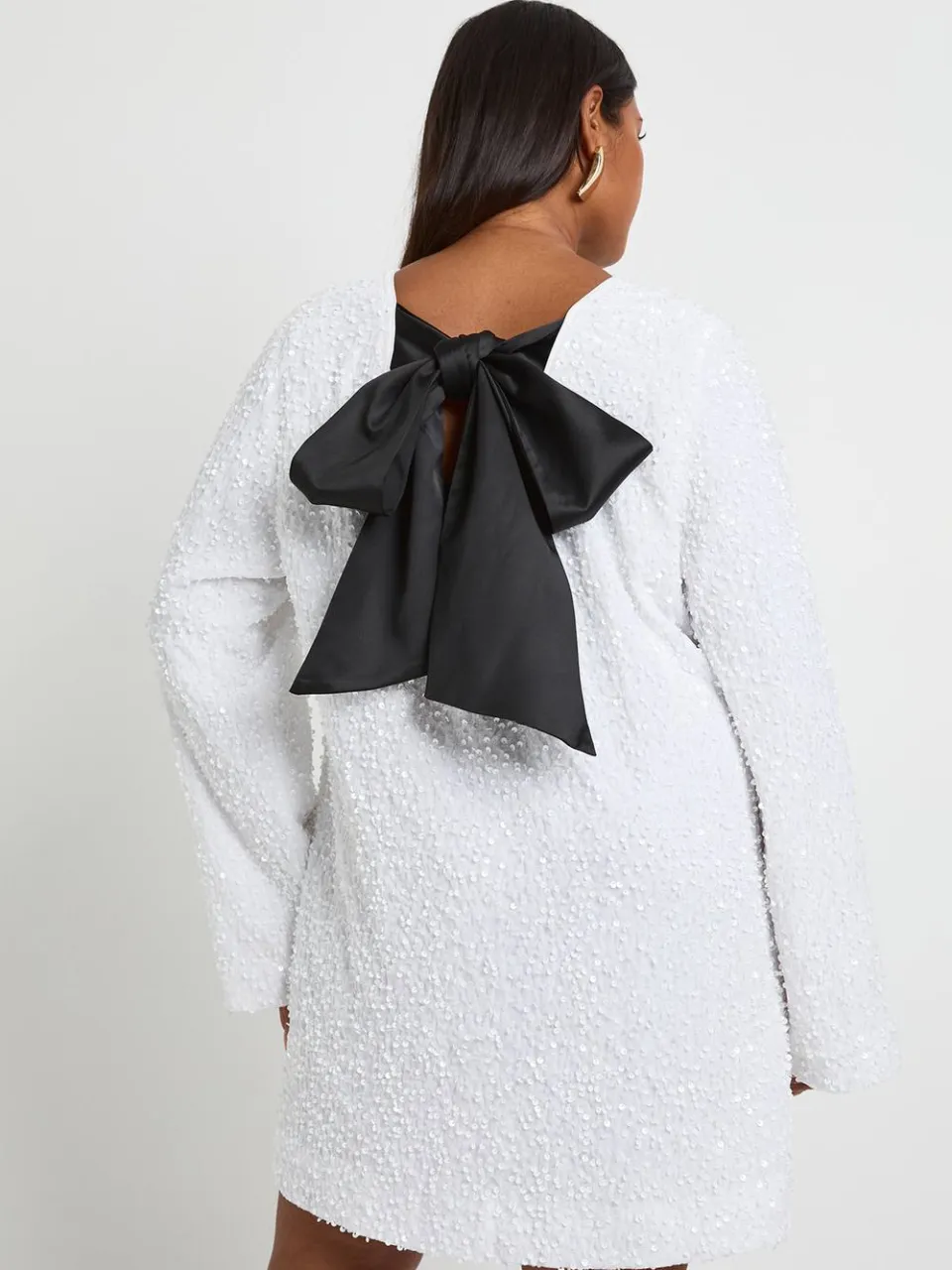 boohoo Dames Plus Pailletten Fluweel Strikrug Shiftjurk wit, foto 3