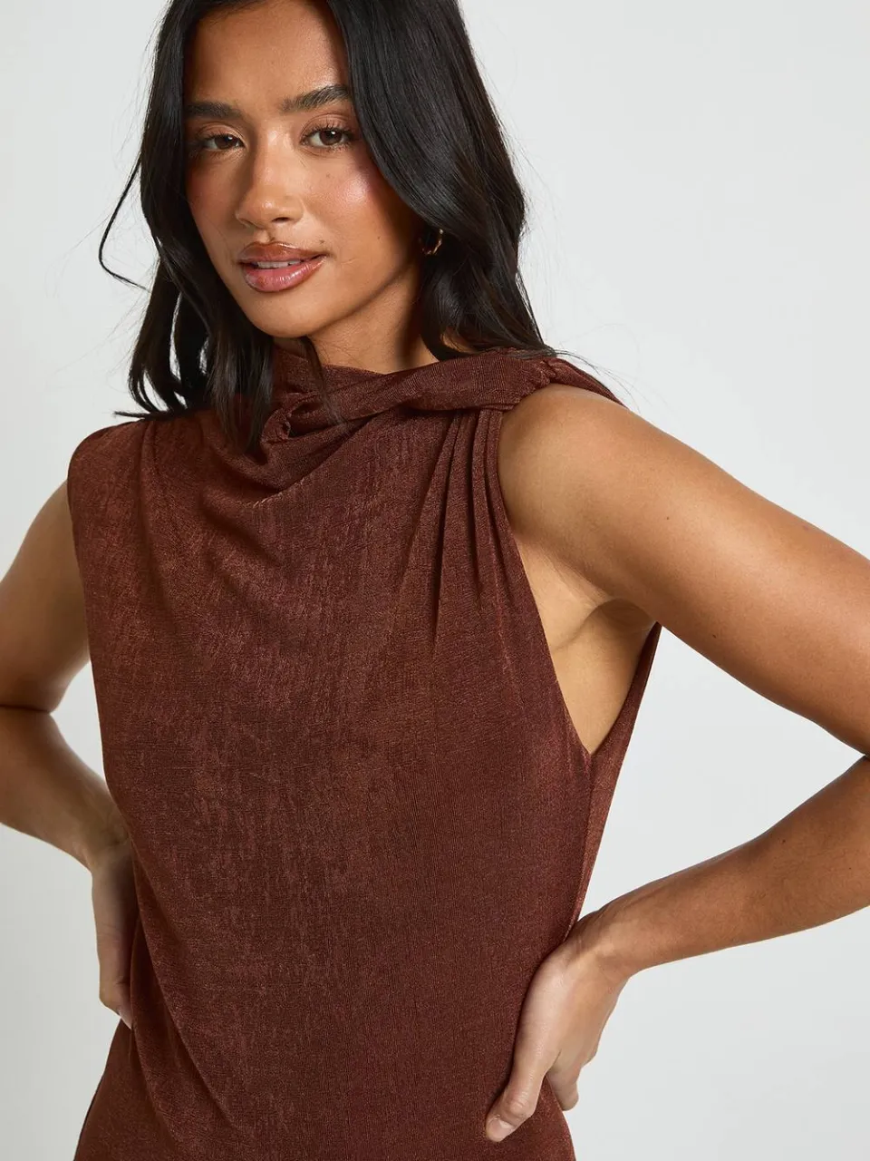 boohoo Dames Petite Acetaat Slinky Twist Hals Maxi Jurk chocoladebruin, foto 4