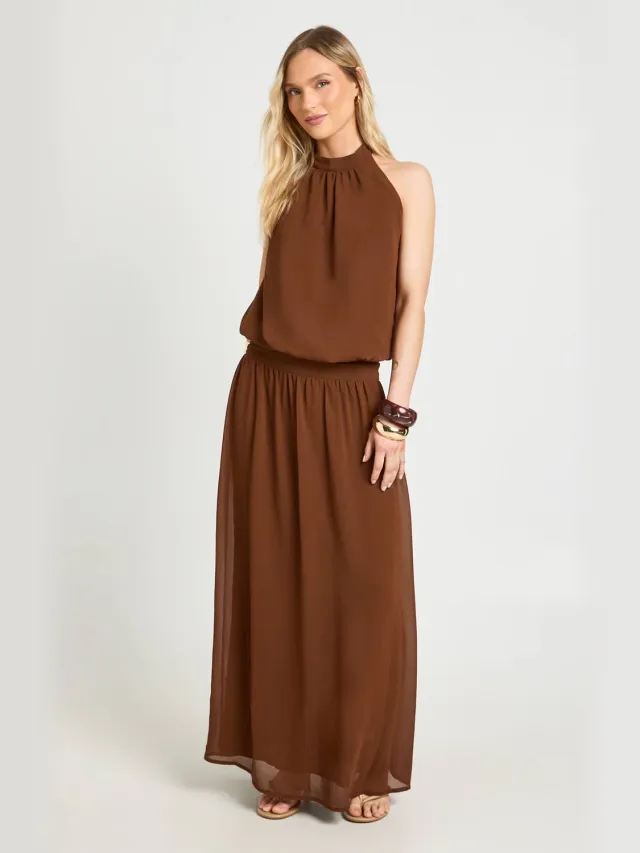 boohoo Dames Petite Chiffon Geplooide Maxi Jurk Met Lage Taille En Halternek Chocoladebruin