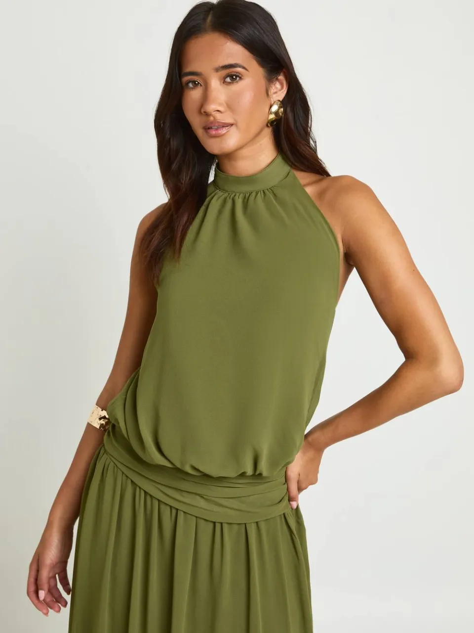 boohoo Dames Chiffon Geplooide Lage Taille Halter Maxi Jurk olijf, foto 3