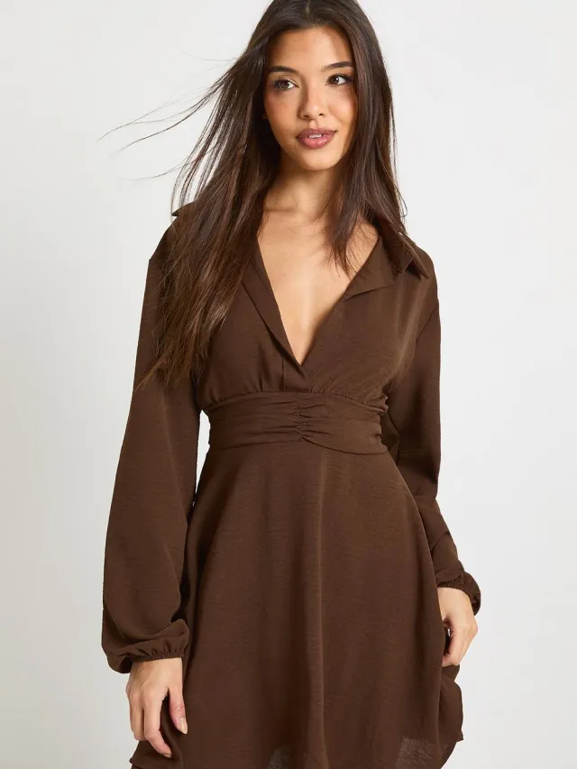 boohoo Dames Hammered geraffelde taille shirtjurk Chocoladebruin