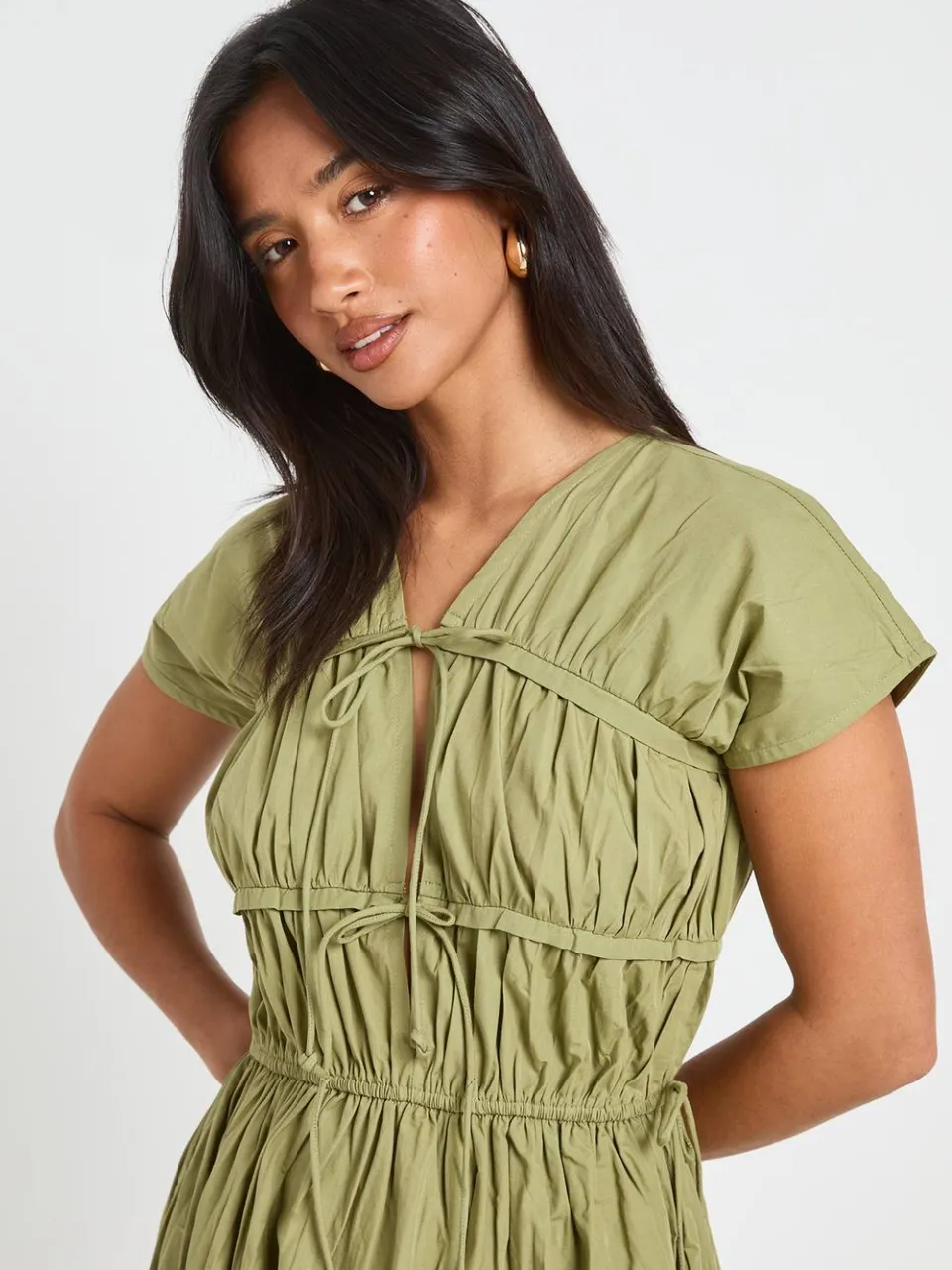boohoo Dames Petite Katoenen Popeline Maxi Jurk Met Gerimpelde Voorkant En Strikdetail licht kaki, foto 4