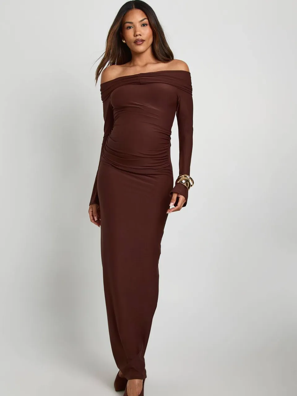 boohoo Dames Zwangerschaps Bardot geruched uitlopende mouw maxi-jurk chocoladebruin, foto 3