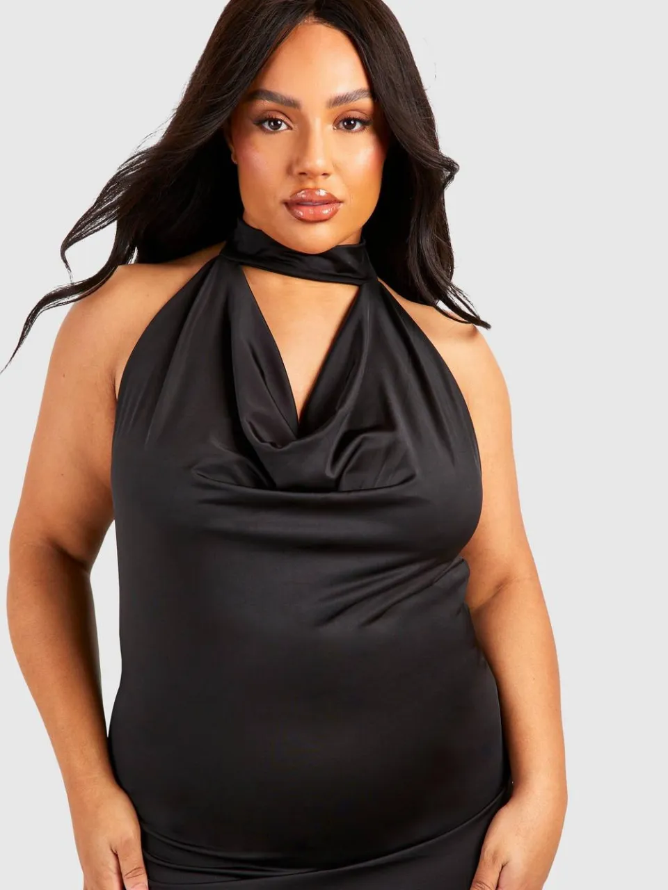 boohoo Dames Plus Drape Halterneck Slinky Maxi Jurk zwart, foto 3