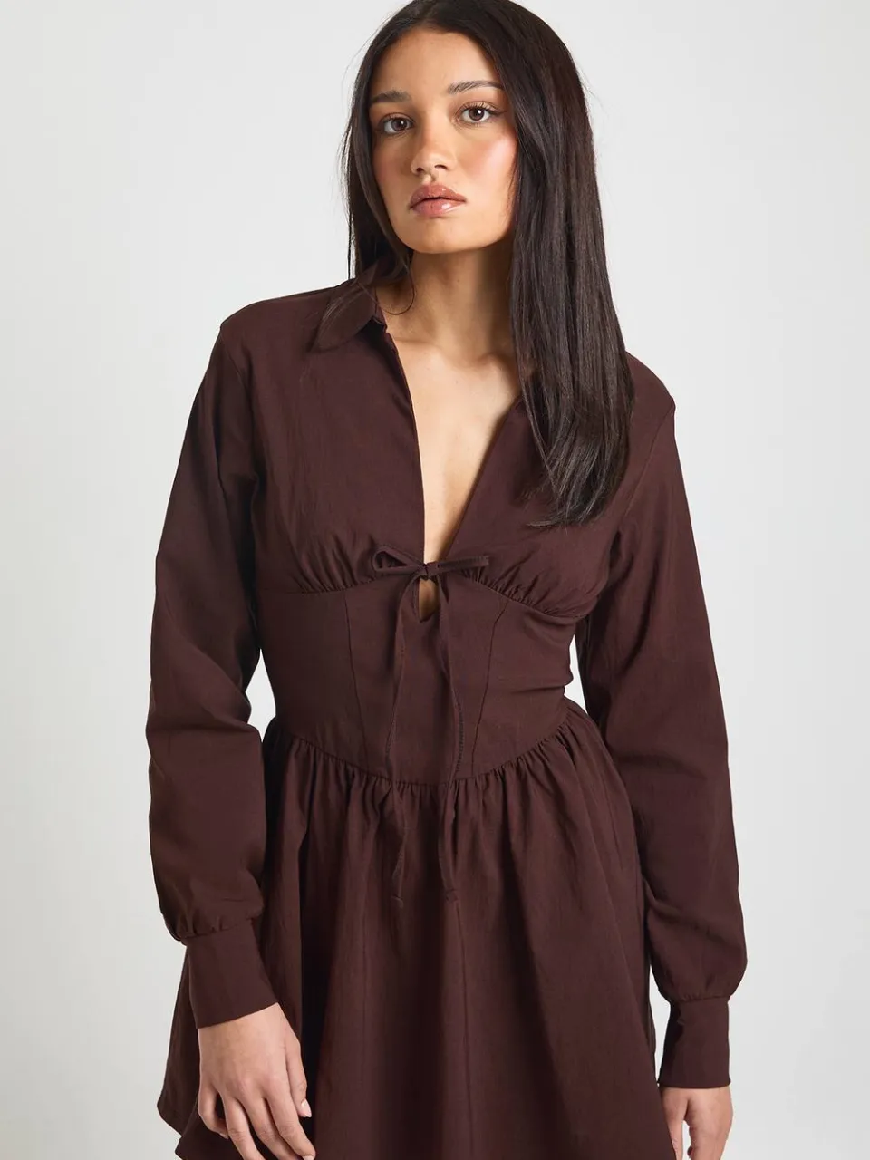 boohoo Dames Bengaline Jurk met Getailleerde Taille en Lange Mouwen in Skater Stijl chocoladebruin, foto 3