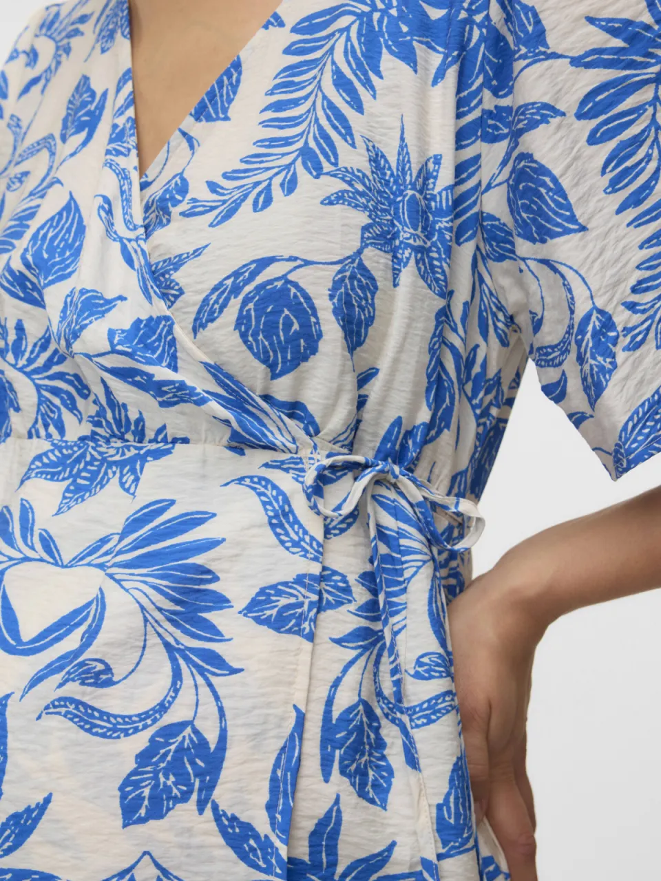 Vero Moda MATERNITY zwangerschaps wikkeljurk blauw/wit, foto 6