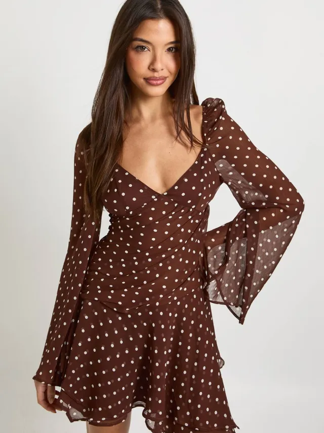 boohoo Dames Polka Dot Gerimpelde Sweetheart Geplooide Skater Jurk Chocoladebruin