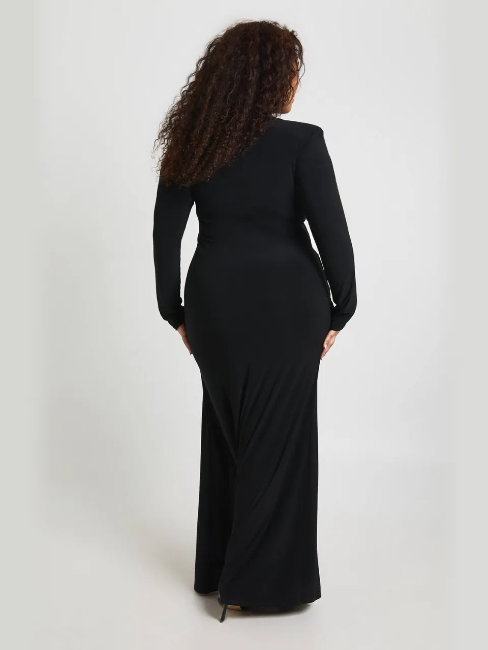 boohoo Dames Plus Schoudervulling Lange Mouw Gedrapeerde Rok Detail Maxi Jurk zwart, foto 2