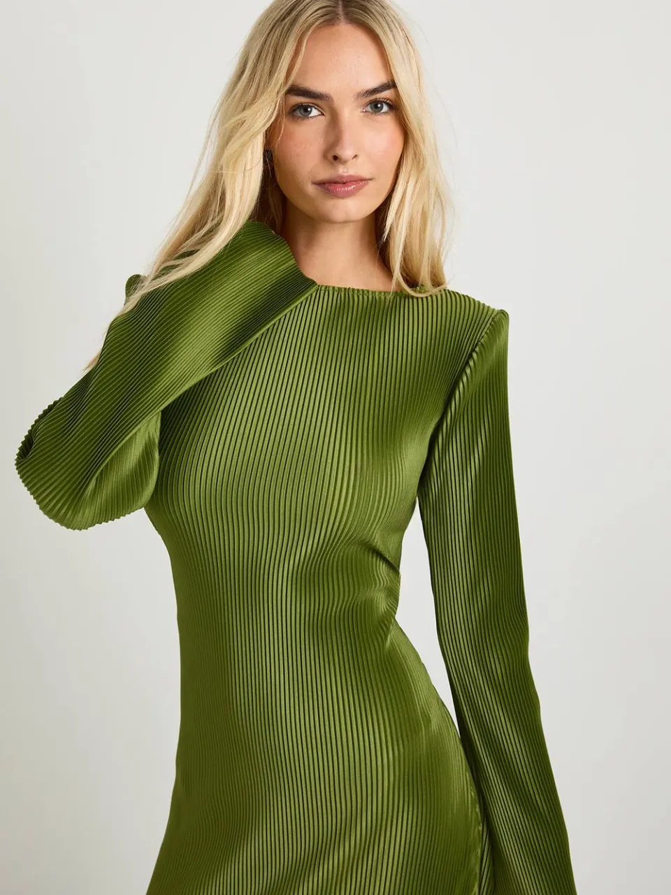 boohoo Dames Plisse midaxi-jurk met uitlopende mouwen olijf, foto 4