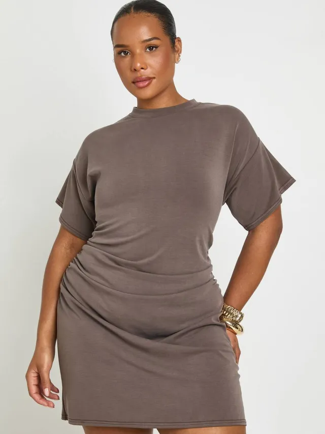 boohoo Dames Plus T-shirt Jurk Met Gerimpelde Taille Mokka