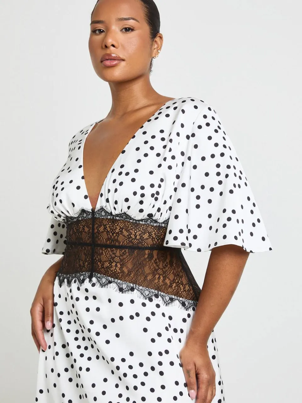 boohoo Dames Plus Satijnen Maxi Jurk Met Stippenprint, Kanten Paneeldetail En Engelenmouwen wit, foto 3