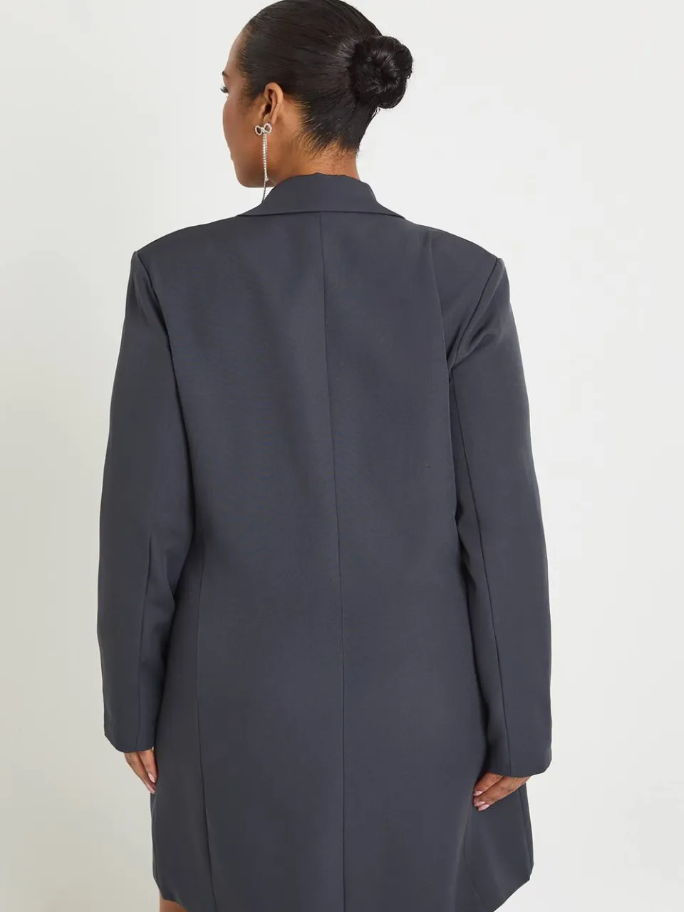 boohoo Dames Plus Geweven Schoudervulling Blazer Jurk houtskool, foto 2