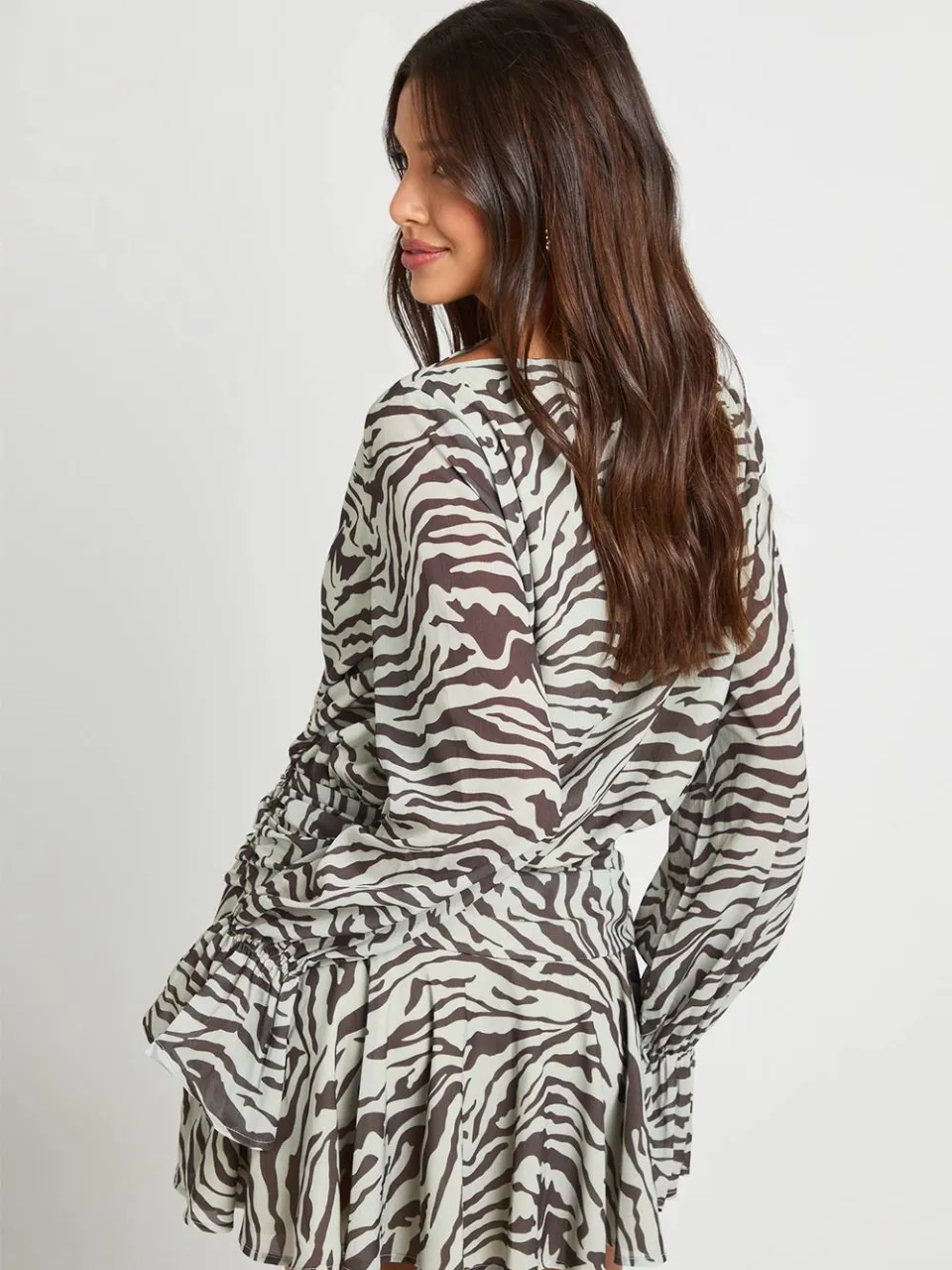 boohoo Dames Zebra bedrukt smockjurk met slash-hals zwart, foto 2