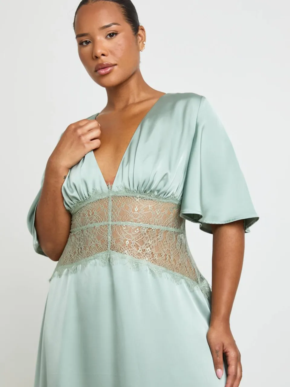 boohoo Dames Plus Satijnen Kanten Paneel Angel Sleeve Maxi Jurk verstandig, foto 3