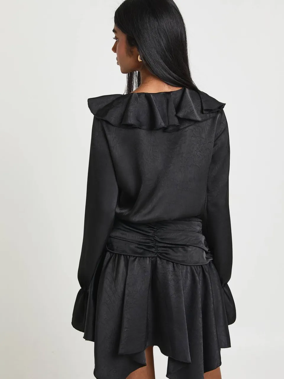 boohoo Dames Getextureerde Satijnen Mini Jurk met Ruffle Details zwart, foto 2