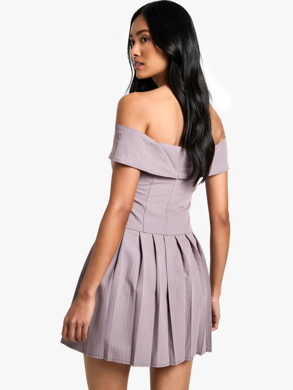 boohoo Dames Pinstripe Bardot Plisse Mini Jurk taupe, foto 2
