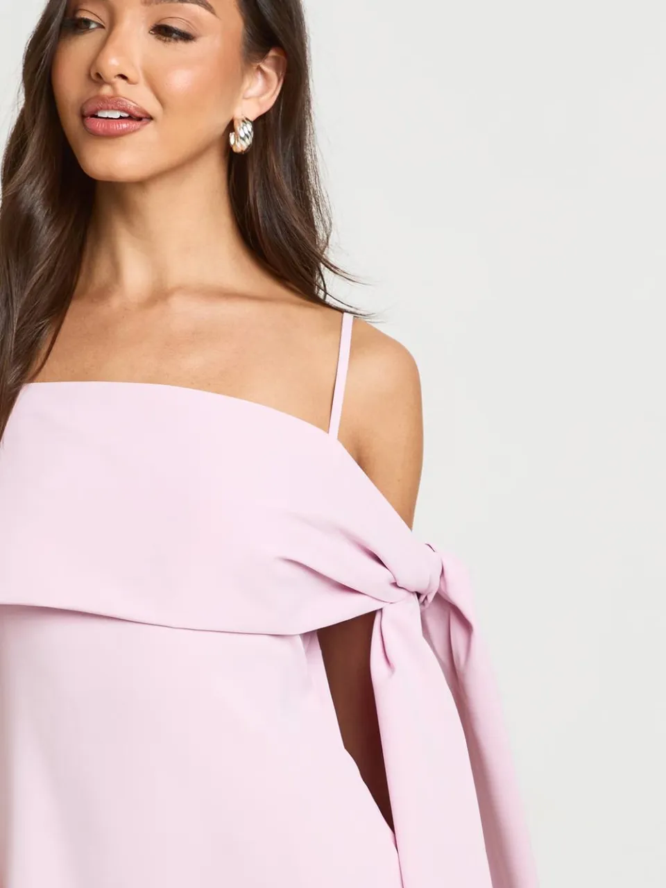 boohoo Dames Getailleerde Jurk Met Bandjes En Overslag Strik pastelroze, foto 4