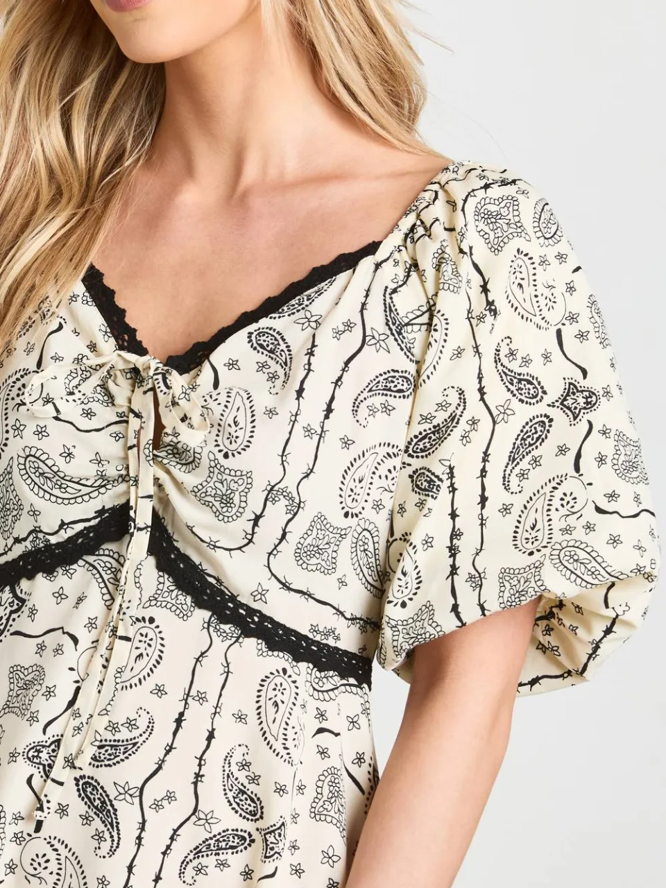 boohoo Dames Petite Mini-jurk Met Paisley Print En Kanten Afwerking crème, foto 4
