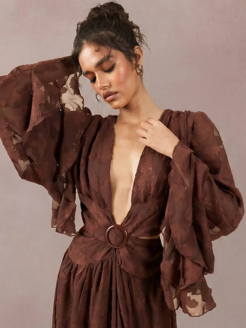 boohoo Dames Maxi Jurk Met Diep Decollete En Tonal Burnout chocoladebruin, foto 4