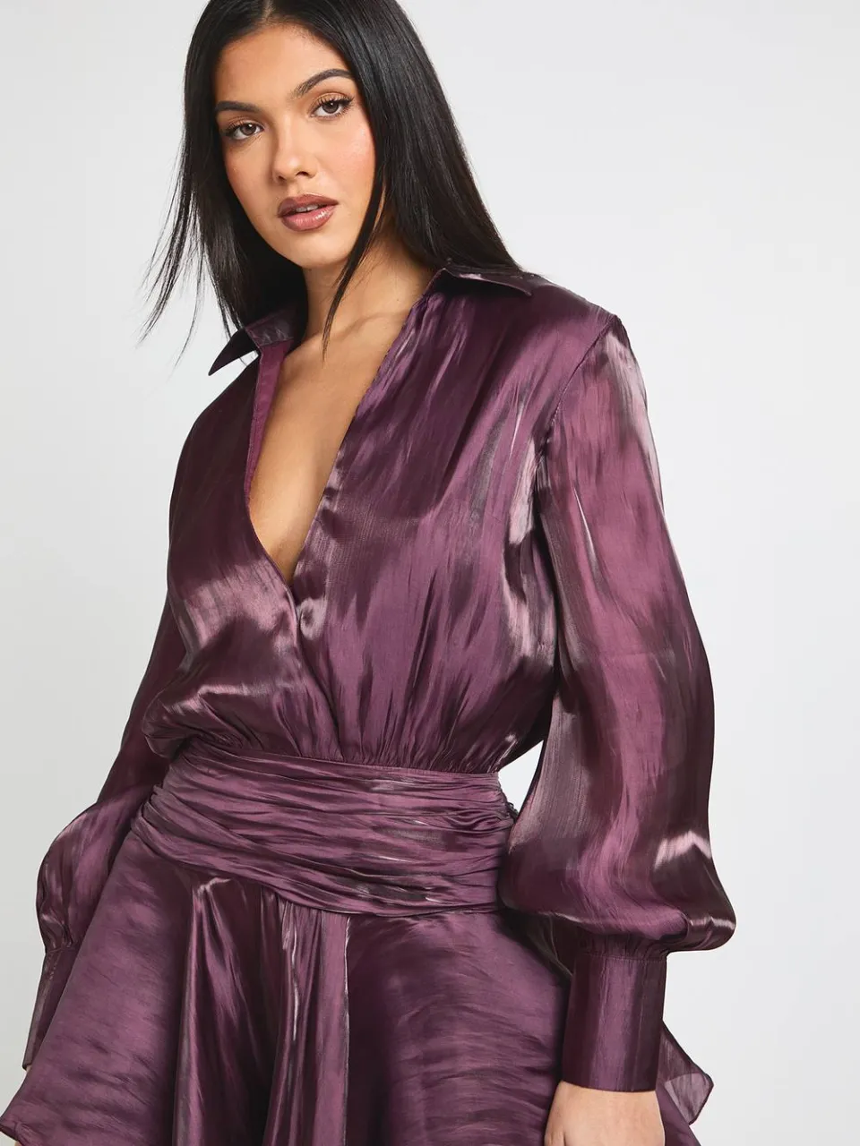 boohoo Dames Getextureerde Satijn Gerimpelde Ruches Mini Jurk bordeaux rood, foto 4
