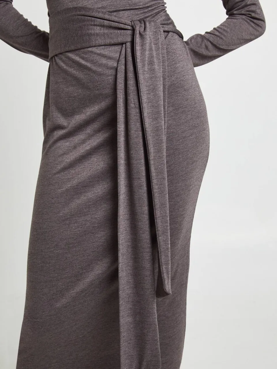 boohoo Dames Gemeleerde Lange Mouw Jurk met Strikceintuur Midaxi chocoladebruin, foto 4