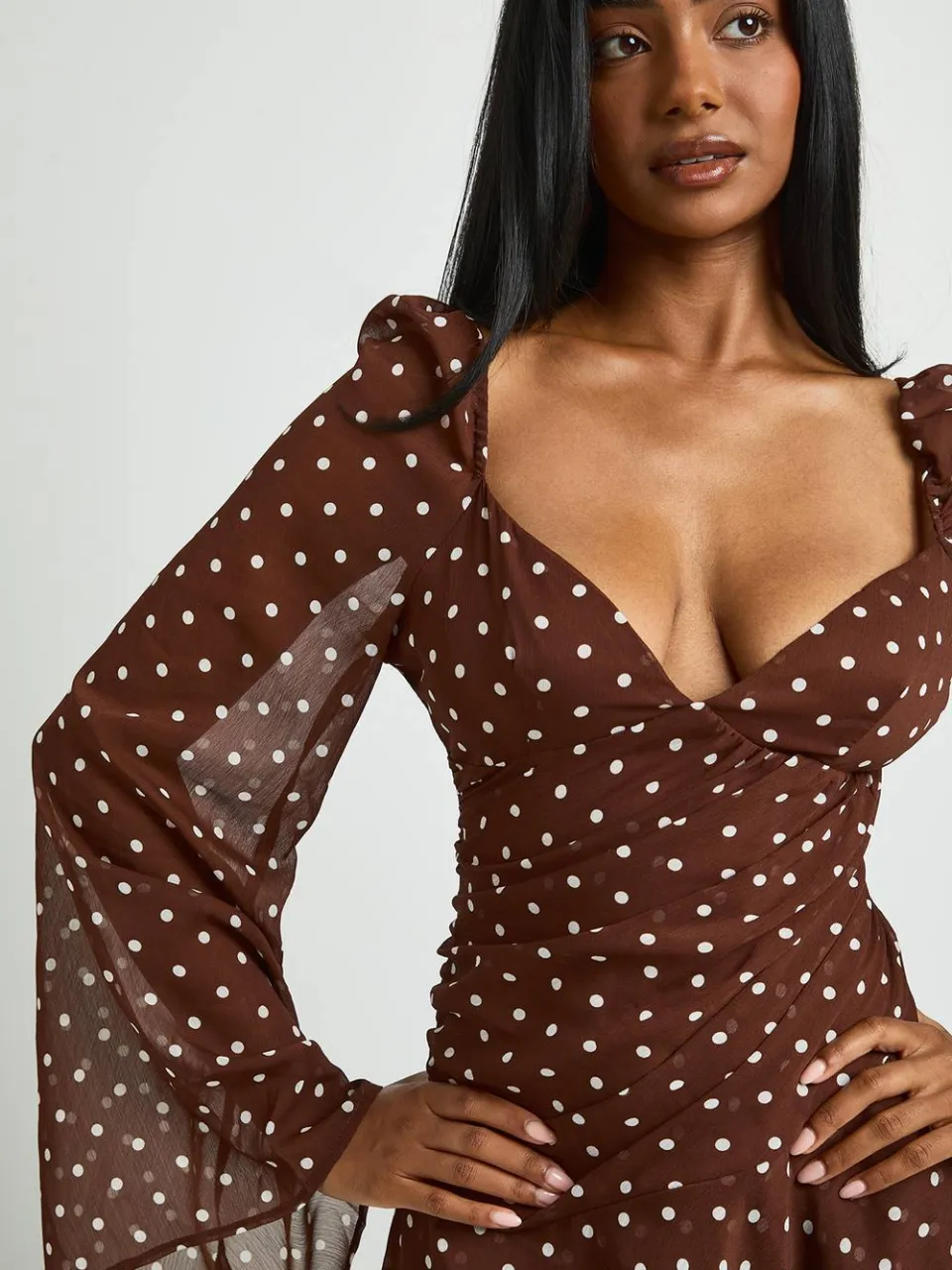 boohoo Dames Polkadot Skater Jurk Met Gerimpelde Sweetheart Hals En Plooien chocoladebruin, foto 3