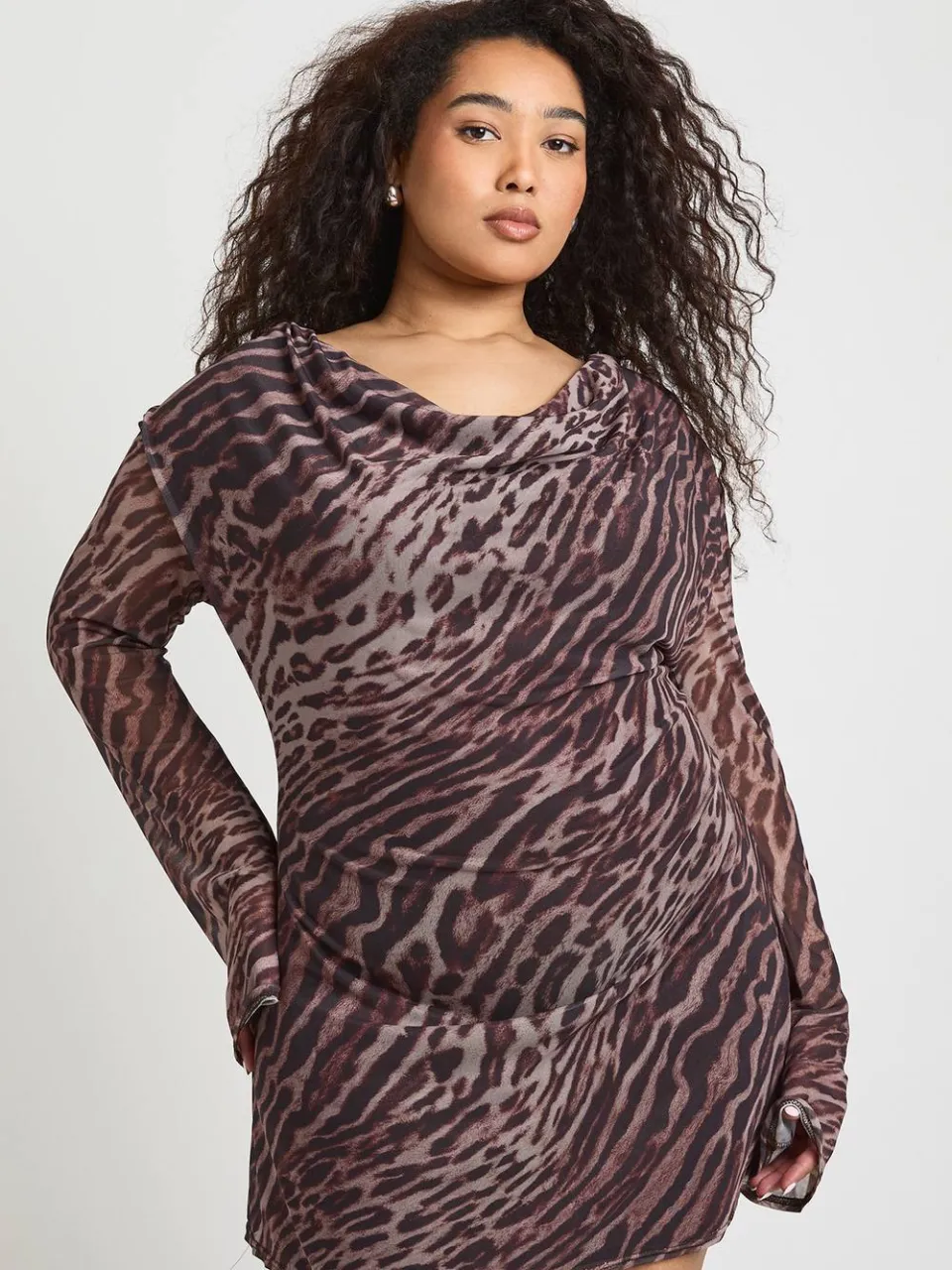 boohoo Dames Plus Leopard Mesh Cowl Neck Skater Jurk bruin, foto 3