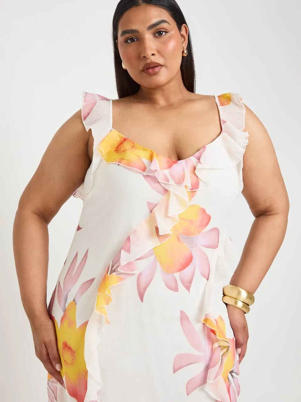 boohoo Dames Plus Bloemen Chiffon Jurk Met Bandjes En Ruches Maxi ivoor, foto 4