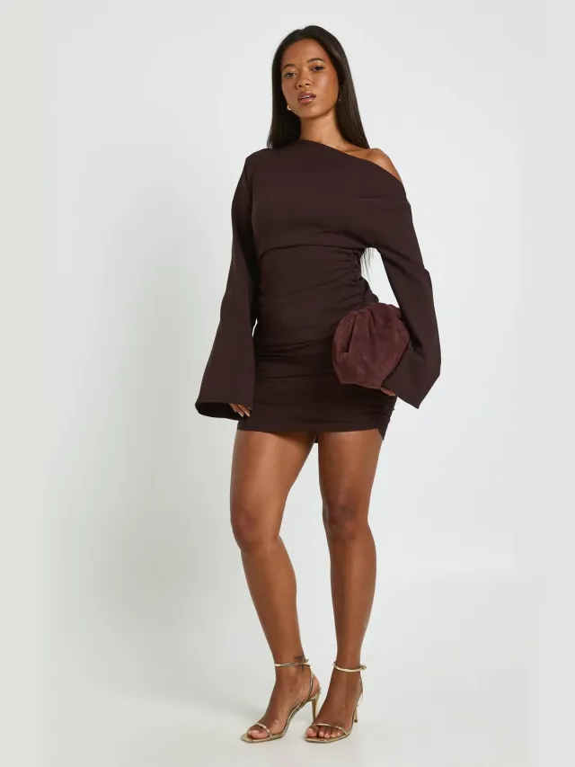 boohoo Dames Wijdvallende Mouwen Off-Shoulder Gerimpelde Mini Jurk Chocoladebruin