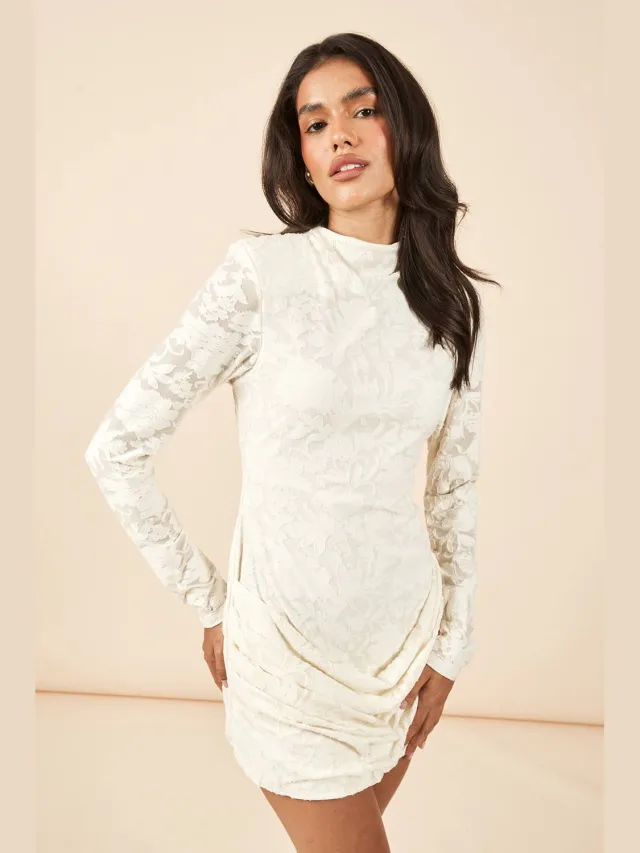 boohoo Dames Burnout Bloemen Bodycon Jurk Met Lange Mouwen En Gedrapeerd Voorpand Crème