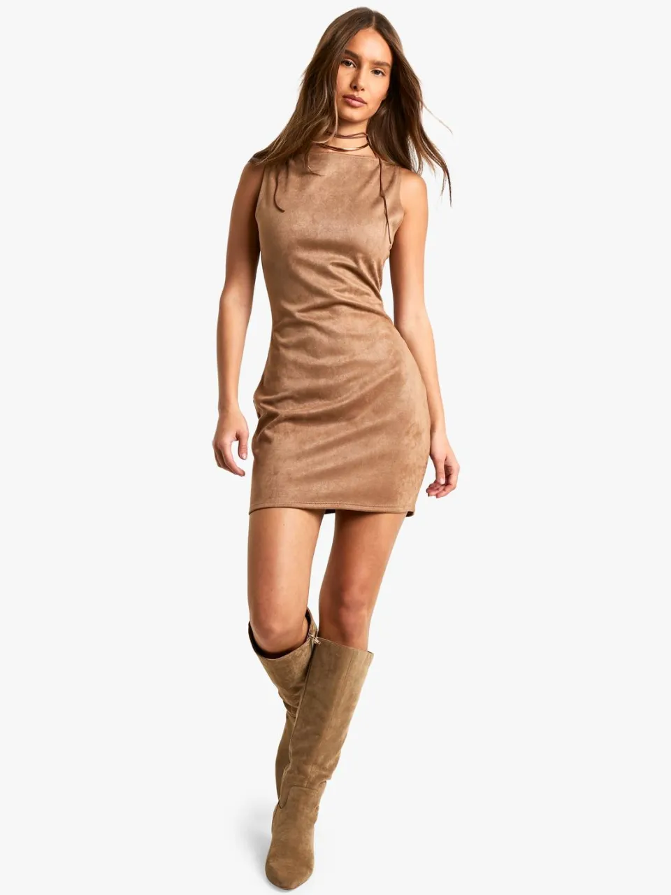 boohoo Dames Nepsuede Slash Neck Mini Jurk beige, foto 2
