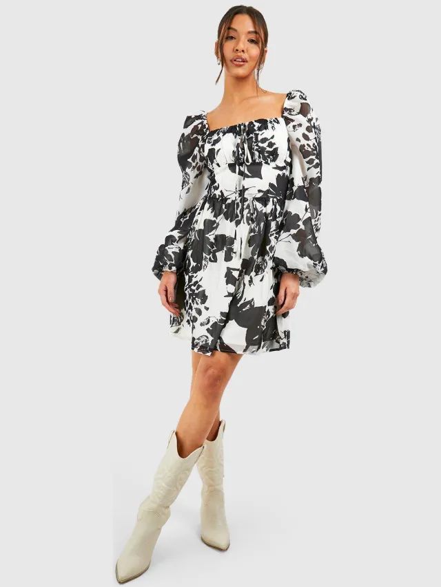 boohoo Dames Floraal Gerunste Boezem Mini Melkmeisjejurk Crème