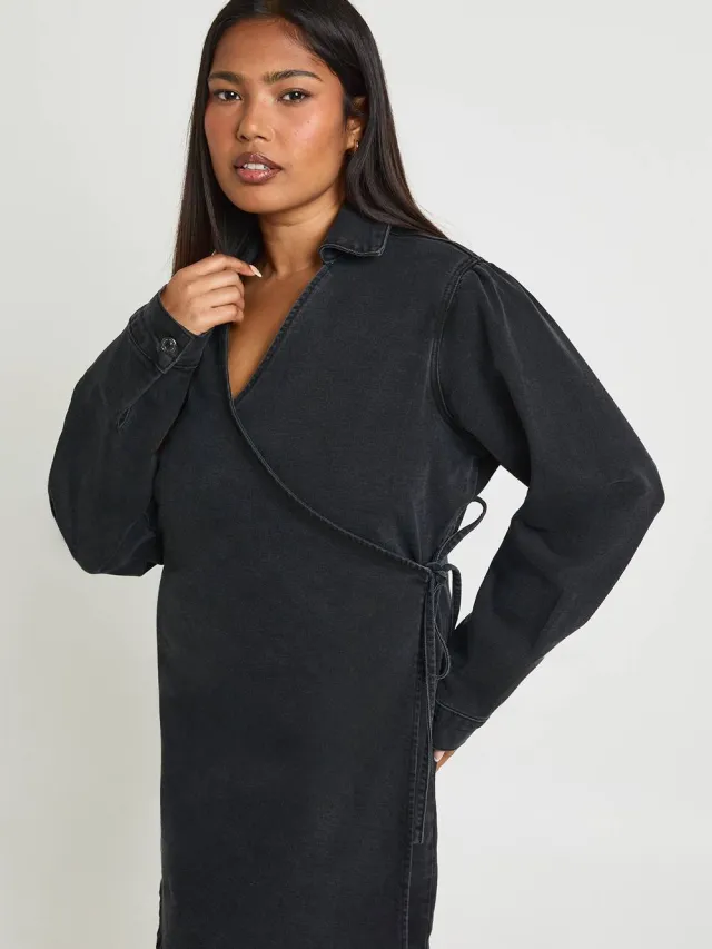 boohoo Dames Plus Denim Wikkel Jurk Washed Black