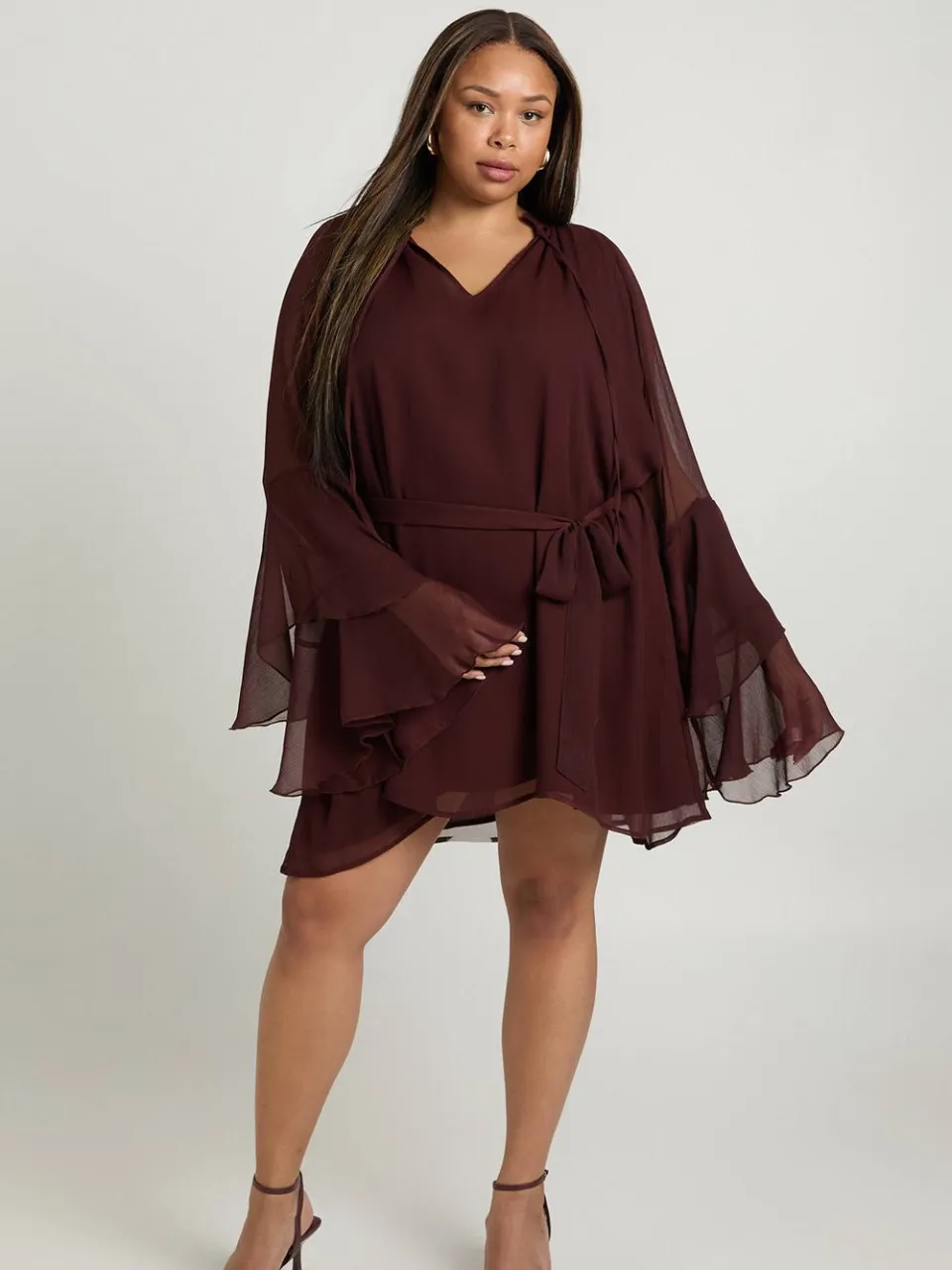 boohoo Dames Plus Chiffon Uitlopende Mouw Skater Jurk chocoladebruin, foto 3