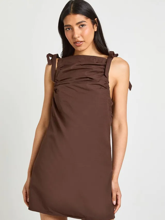 boohoo Dames Lange Jurk Met Strikbandjes Op De Schouders Van Popeline Chocoladebruin