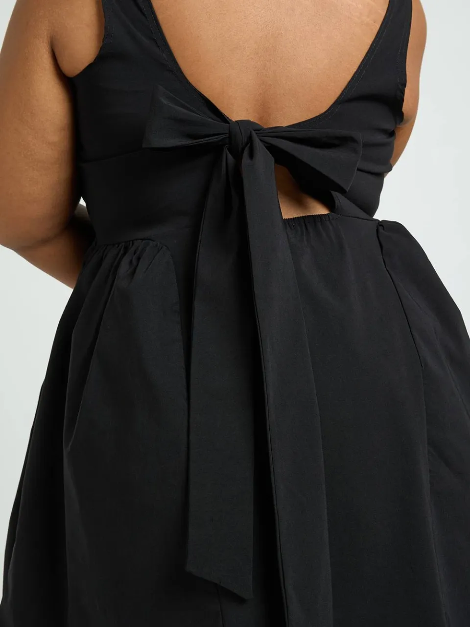 boohoo Dames Plus Bengaline Bow Back Skater Jurk zwart, foto 4