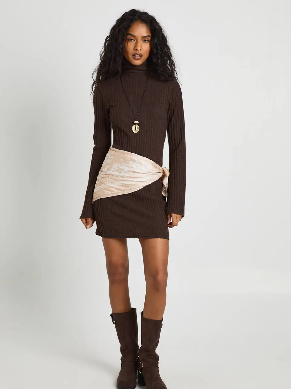 boohoo Dames Geborstelde rib mini-jurk met rolkraag chocoladebruin, foto 2