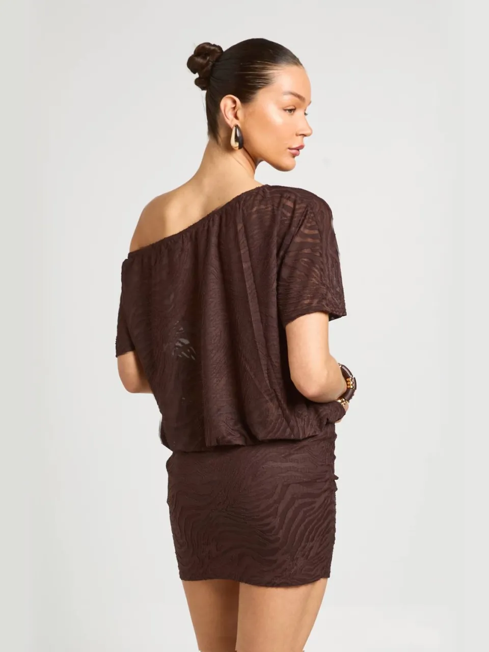 boohoo Dames Burnout Zebra Asymmetrische Hals Blouson Top Jurk chocoladebruin, foto 2