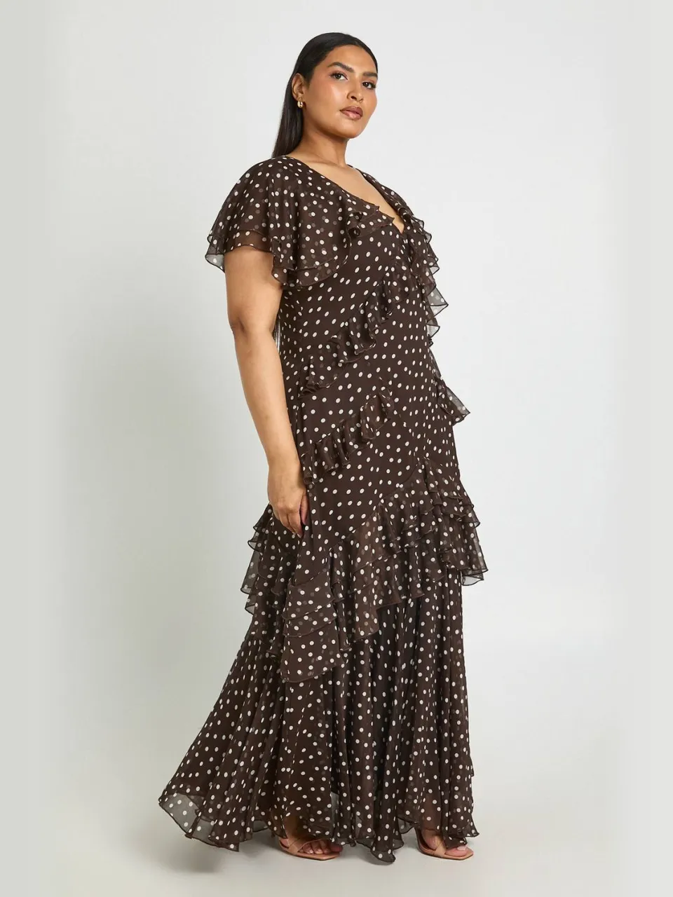 boohoo Dames Plus Polkadot Print Chiffon Maxi Jurk Met Watervalhals chocoladebruin, foto 2
