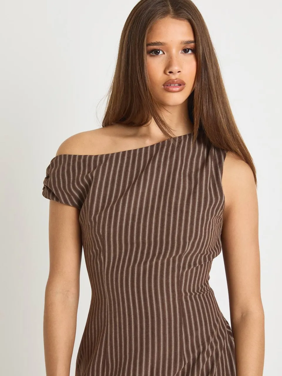 boohoo Dames Fijn gestreepte Off-Shoulder Maatwerk Mini Jurk chocoladebruin, foto 4