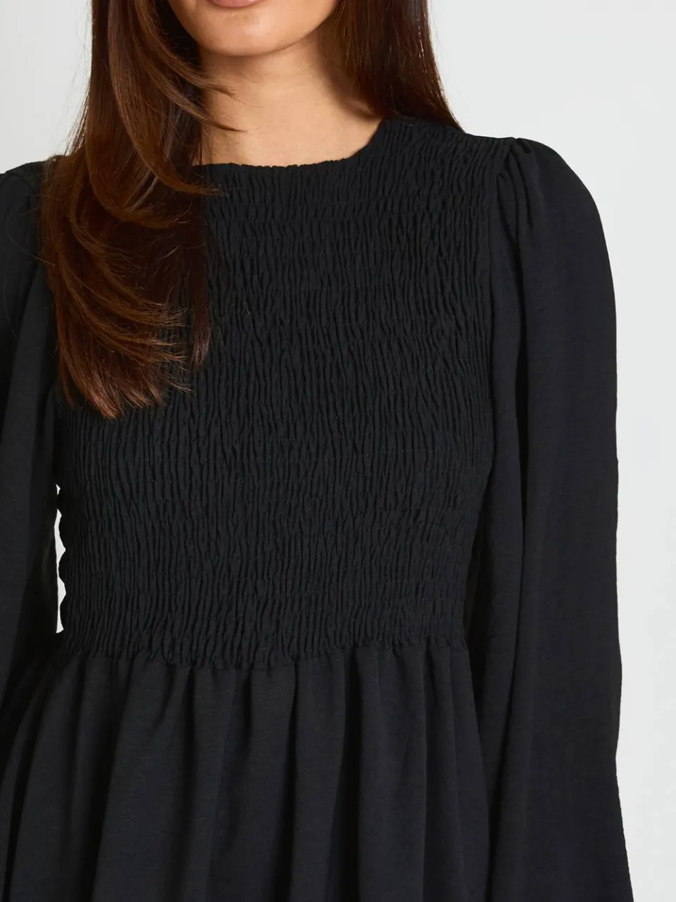 boohoo Dames Gehamerde Mini-jurk Met Uitlopende Mouwen En Gerimpeld Lijfje zwart, foto 4